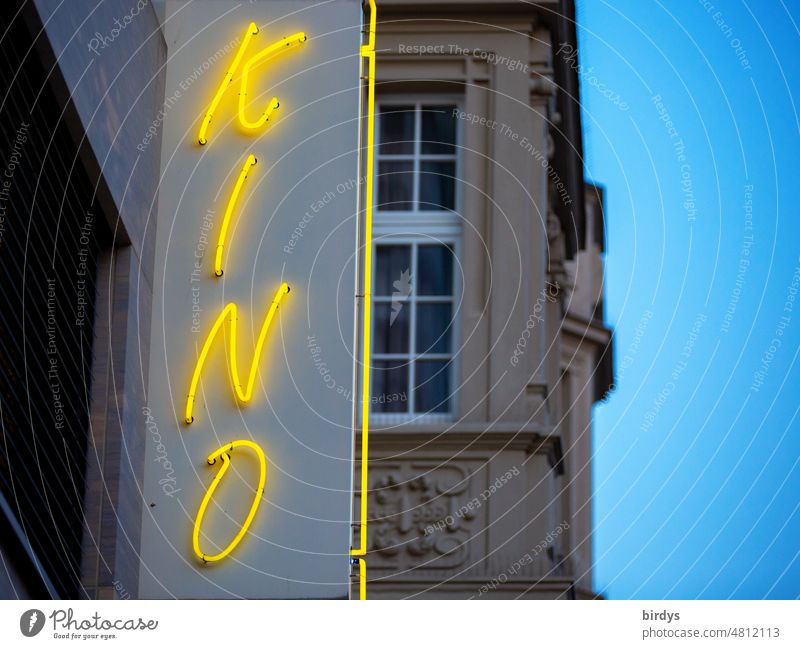 gelbe Neonschrift " Kino " an einem Kino am Abend Leuchtschrift Lichtspielhaus Stadt Leuchtreklame neonschrift Wort Schriftzeichen Lichtwerbung Abendhimmel