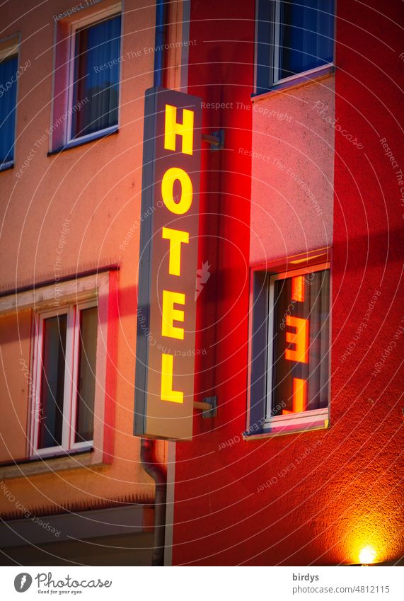 Hotel. Leuchtreklame für ein Hotel in der Stadt bei Nacht Schriftzeichen Leuchtschrift leuchten Hotelerie Hotelgewerbe Licht Werbeschild Strahler Hausfassade