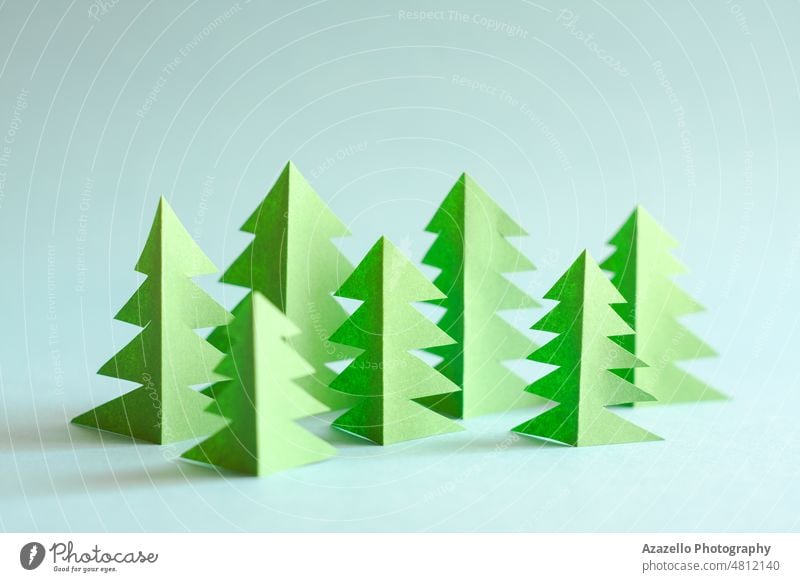 Grüner Papierwald auf blauem Hintergrund. Papierbäume. abstrakt Konzept konzeptionell Kopie kreativ Design ökologisch Ökologie Umwelt umgebungsbedingt Immergrün