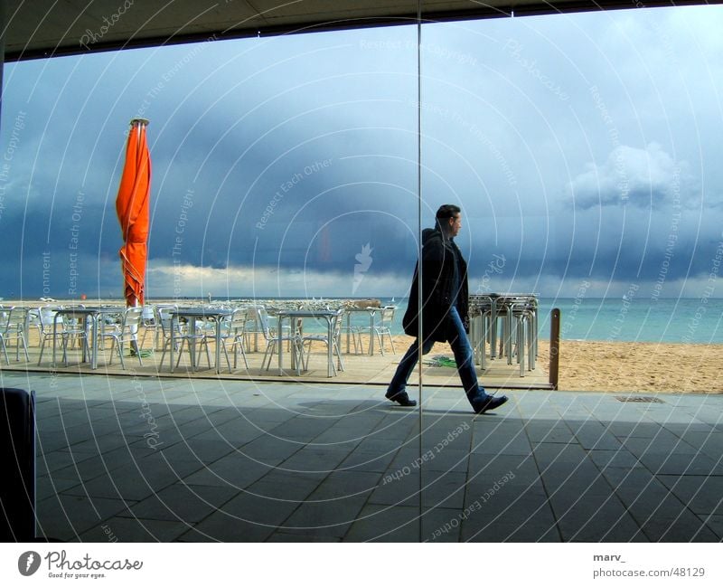 Barcelona 2005, der Himmel dunkel, der Schirm helle Wolken Meer Spanien Strand Sonnenschirm Café Sand