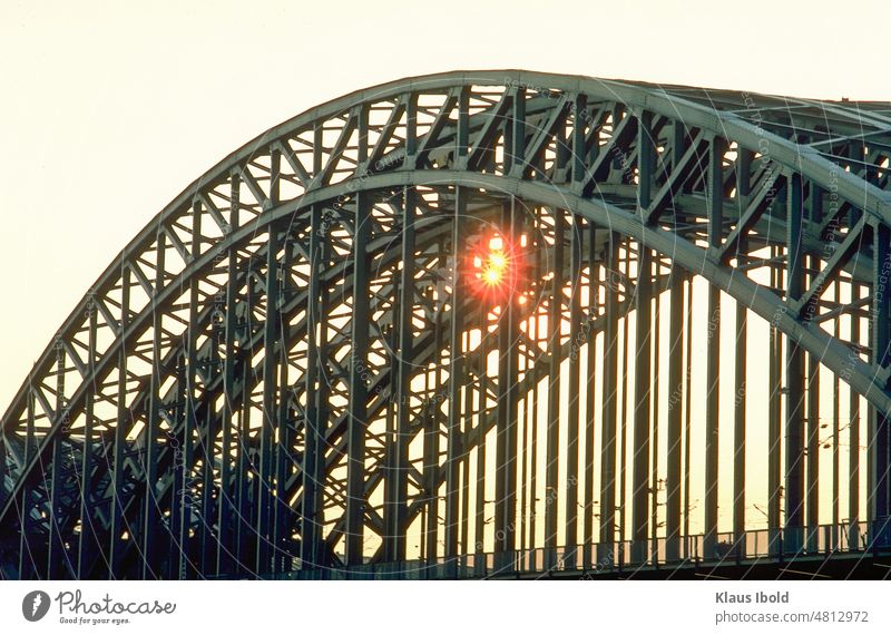 Hohenzollernbrücke in Köln im Sonnenuntergang Deutschland Sonnenlicht Sonnenstrahlen Sonnenschein Abendsonne Abendsonnenlicht Metall Brücke Außenaufnahme