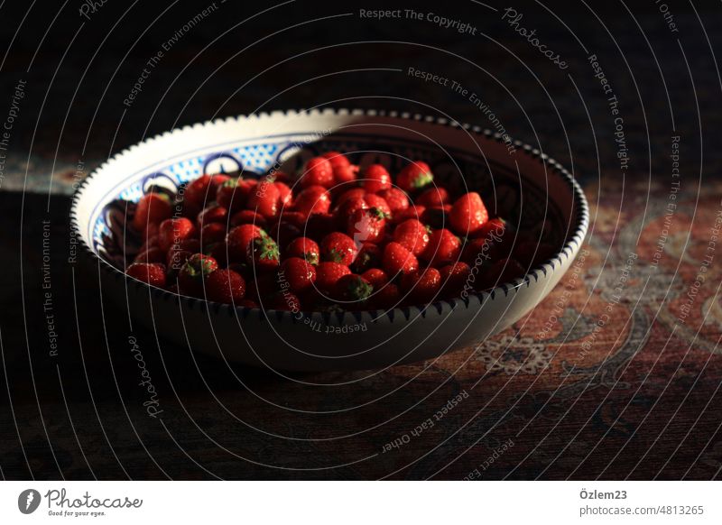Eine große Schale Erdbeeren Frucht rot süß lecker Gesundheit Ernährung Vegetarische Ernährung Lebensmittel Lebensfreude Menschenleer frisch Schatten Licht
