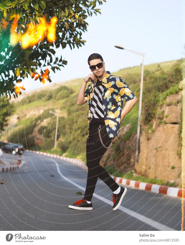 Stilvoller Mann beim Überqueren der Straße gestylt Styler Stile stylisch stilvoller Hintergrund schicke Kleidung Fotografie photogen Fotokunst Fotografieren