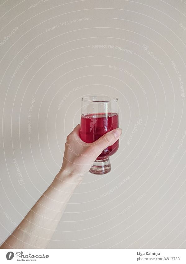 Hand hält rotes Getränk in einem Glas Weinglas genießen trinken Farbfoto Nahaufnahme Alkohol Stil Klammer Saft