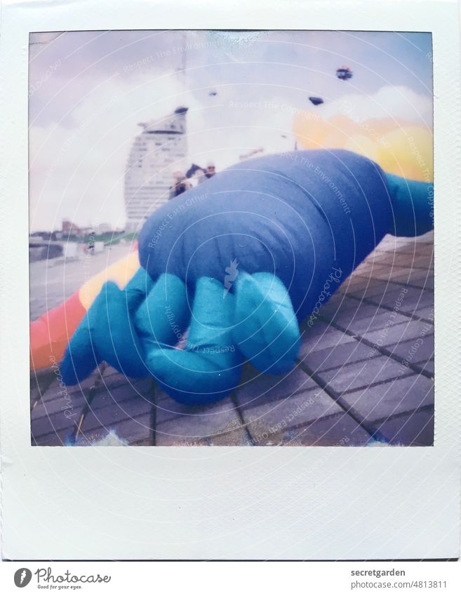 [UrbanNature HB] Aufgeblasene Krabbe Luft Architektur Hochhaus Bremerhaven Drache Himmel Wolken blau Farbfoto Polaroid Rahmen analog unscharf fliegen