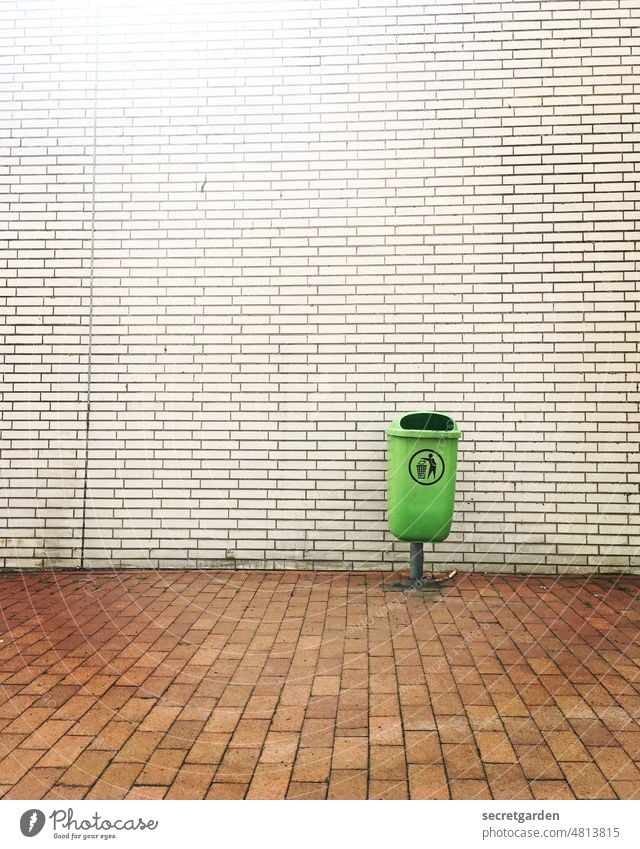 [UrbanNature HB] Wegwerfkultur Mülleimer Wand Pflastersteine Boden Ziegel weiß rot grün Müllbehälter Müllentsorgung Müllverwertung wegschmeissen Wegwerfen