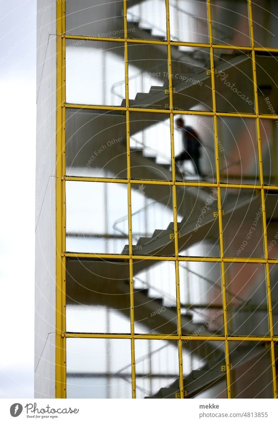 [hansa BER 2022] Es geht hoch hinauf Treppe Treppenhaus Architektur Gebäude aufwärts Haus aufsteigen Stadt Hochhaus Wohnblock Etage Etagen Stockwerk Mensch Mann