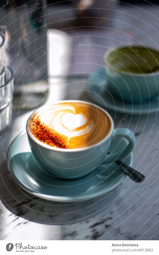 Latte oder Cappuccino Kaffee im Cafe heiß Tasse melken trinken Café Frühstück Aroma weiß Morgen Kunst Getränk Barista Restaurant aromatisch professionell Herz