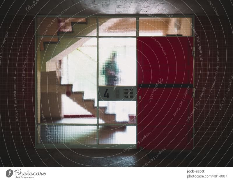 [hansa BER 2022] vor einem Treppenhaus zwischen Licht und Schatten Hansaviertel Glasfront Architektur Beton Raum Strukturen & Formen Wand Haus Mensch Unschärfe
