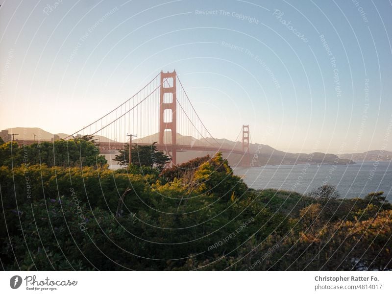 Ikonischer Blick auf die Golden Gate Bridge im Sonnenuntergang. San Francisco, California. Sonnenlicht Filmlook Tourismus Wahrzeichen Dämmerung Licht warm