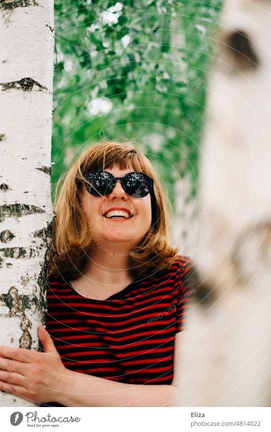 [hansa BER 2022]  Glücklich lachende Frau in der Sonne zwischen Birken glücklich froh Bäume Natur Baum Lebensfreude Naturverbundenheit Freude Sonnenbrille