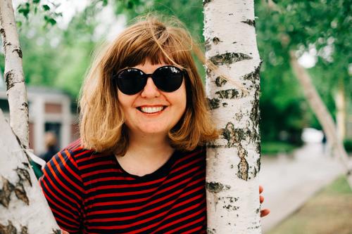 [hansa BER 2022] Naturverbundene Frau strahlt mit weißer Birke um die Wette Baum Baumstamm Baumkuscheln weiblich lächeln gute Laune Frühling Sonnenbrille