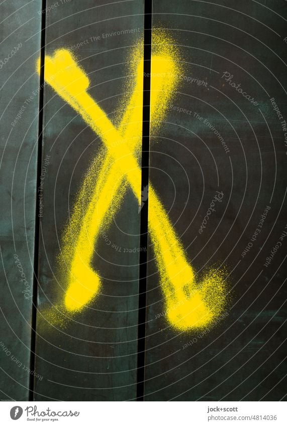 gelbes dynamisches X Lateinisches Alphabet Schriftzeichen Spray Detailaufnahme Hintergrund neutral grau Ziffern & Zahlen Zeichen Symbole & Metaphern Kontrast
