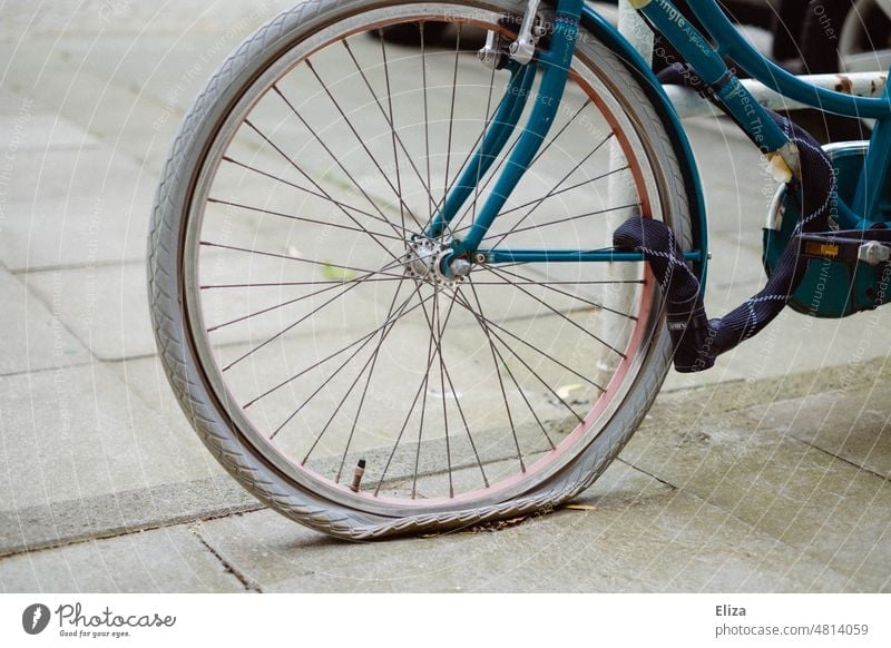 [hansa BER 2022] Fahrrad mit Platten platt Luft raus Reifen kaputt Panne Reifenpanne Fahrradreifen unbenutzbar Rad