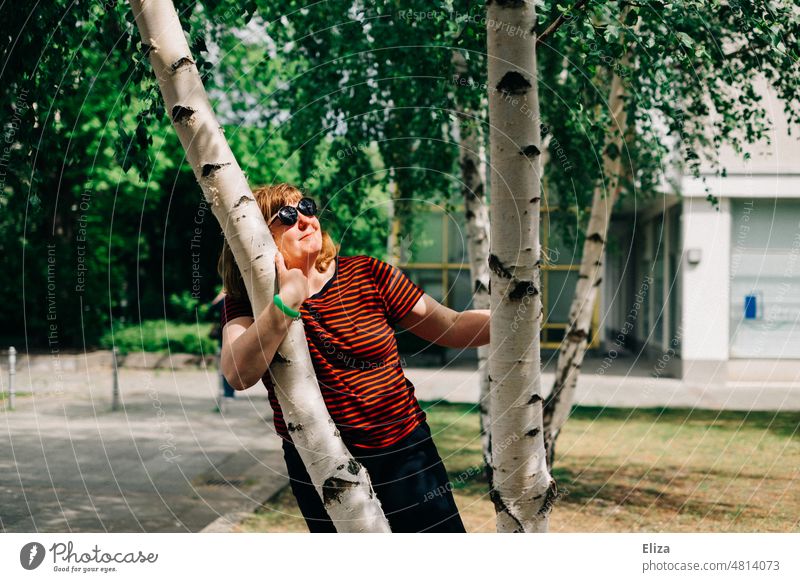 [hansa BER 2022] Frau kuschelt mit Birken und genießt dabei die Sonne Naturverbunden Baum Baumstamm Baumkuscheln weiblich Frühling Sonnenbrille positiv Freude