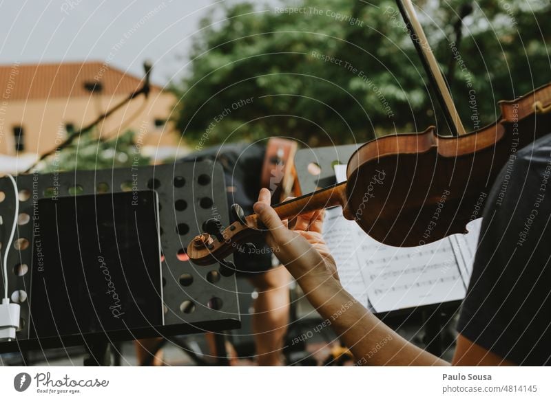 Mann spielt Geige auf der Bühne Geiger Musik Konzert Musiker Orchester Musik hören Kunst Musikinstrument Farbfoto Klassik Holz Klang Nahaufnahme Saite