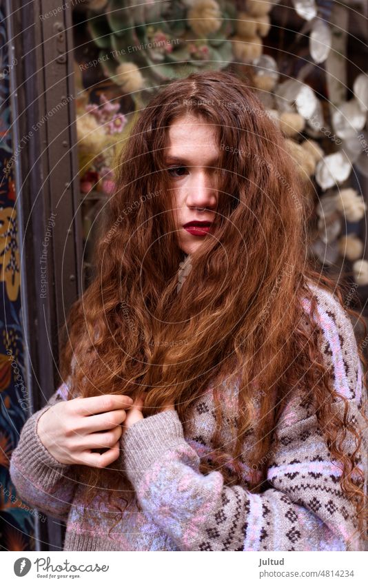 Porträt einer jungen rothaarigen Frau, auf einer Straße in der Stadt Rotschopf natürlich Mädchen Behaarung Haarpflege Frisur Lippen Lippenstift rote Lippen Haut