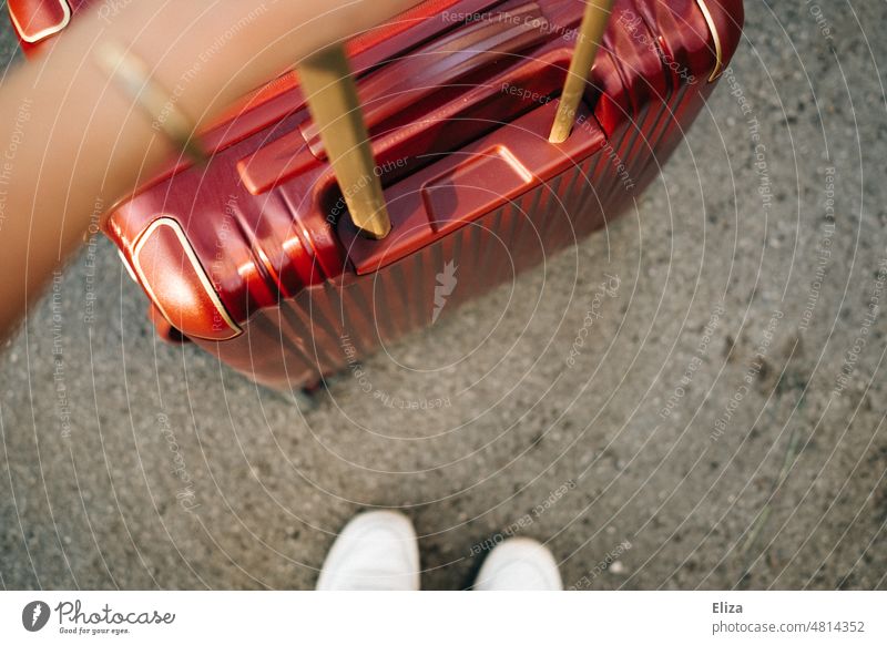 Frau mit beerenfarbenem Reisekoffer von oben Koffer Gepäck rot Ferien & Urlaub & Reisen gepäckstück unterwegs Füße von Oben rollkoffer Reisende reisen verreisen