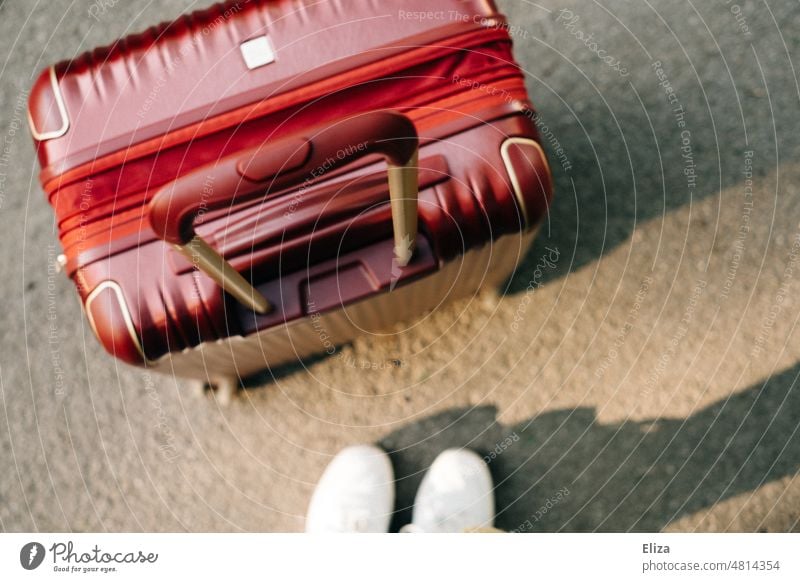 Beerenfarbener Reisekoffer von oben Koffer Gepäck beerenfarben rot Ferien & Urlaub & Reisen gepäckstück unterwegs Füße von Oben rollkoffer Reisende reisen