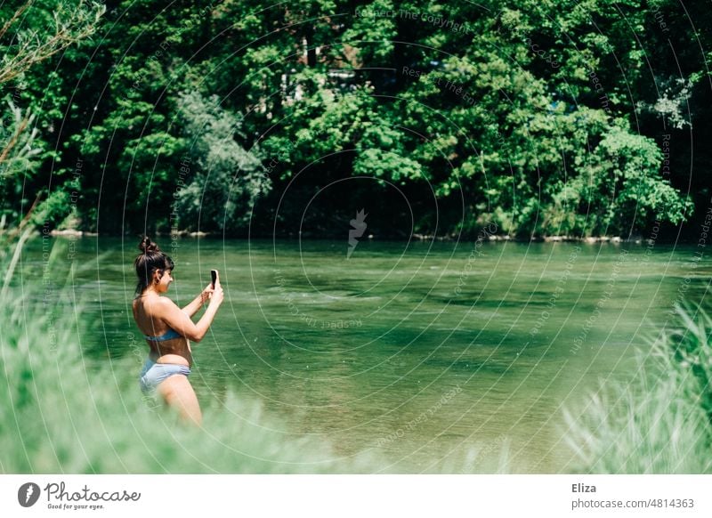 Frau im Bikini fotografiert beim Baden die Natur fotografieren See Fluss grün Schwimmen & Baden Wasser Sommer Sonne Gewässer Mensch Mädchen Badebekleidung baden