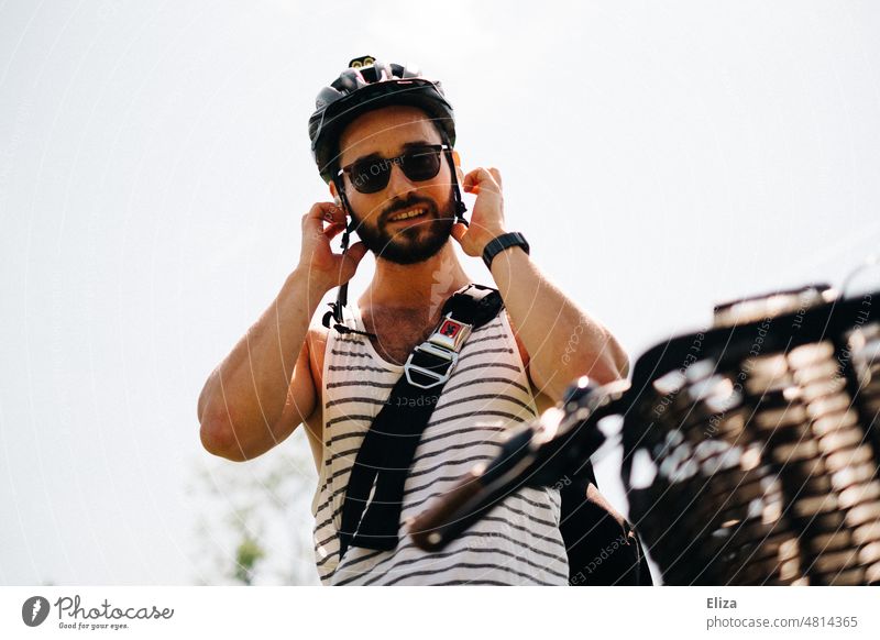 Mann mit Fahrradhelm und Sonnenbrille im Sommer Fahrradfahren Fahrradtour Fahrradfahrer Helm Bart Mensch Lifestyle Radfahrer