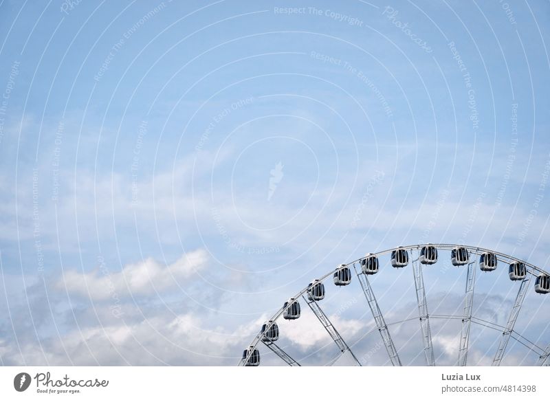 ganz oben... Riesenrad angeschnitten, vor teilweise bedecktem Himmel Jahrmarkt Licht bewölkt wolkig bedeckter Himmel blau grau rund hoch weit oben drehen Freude