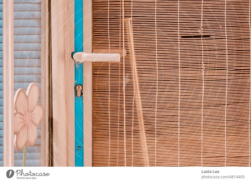 Alte Ladentür mit Bambusrollo und hellblau, längst geschlossen. sonnig Sonnenlicht urban Rollo Jalousie Licht nostalgisch Fenster Fassade Sichtschutz