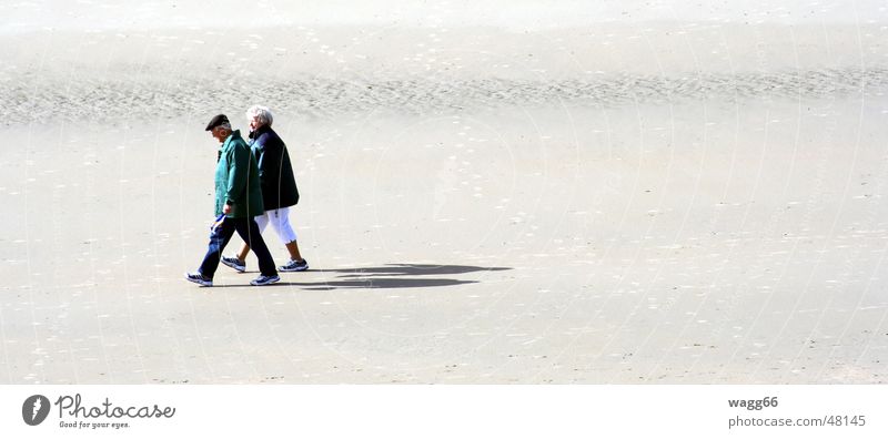 alone at last! Strand Zusammensein lang Meer Paar walking laufen Einsamkeit Schatten Sand paarweise