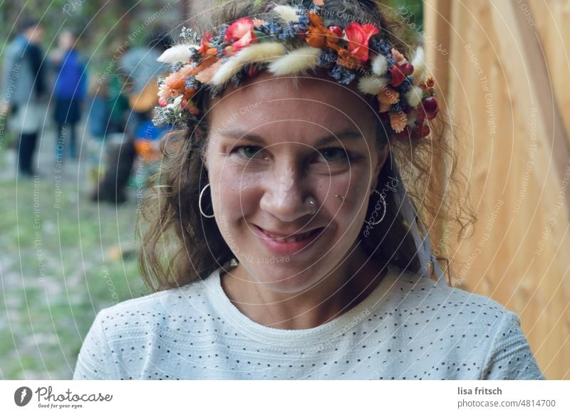 FRÖHLICH - BLUMENKRANZ - GRINSEN Frau 18-30 Jahre feminin Junge Frau Außenaufnahme Farbfoto brünett Locken Blumenkranz Nasenring grinsen fröhlich Festival