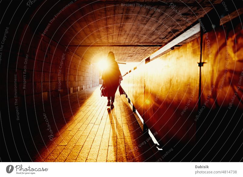 Frau Silhouette am Tunnel mit Sonnenstrahlen Sonnenuntergang einsam Stollen Schatten Sommer dunkel Großstadt Straße Spaziergang Lifestyle Tourismus Abend Urlaub