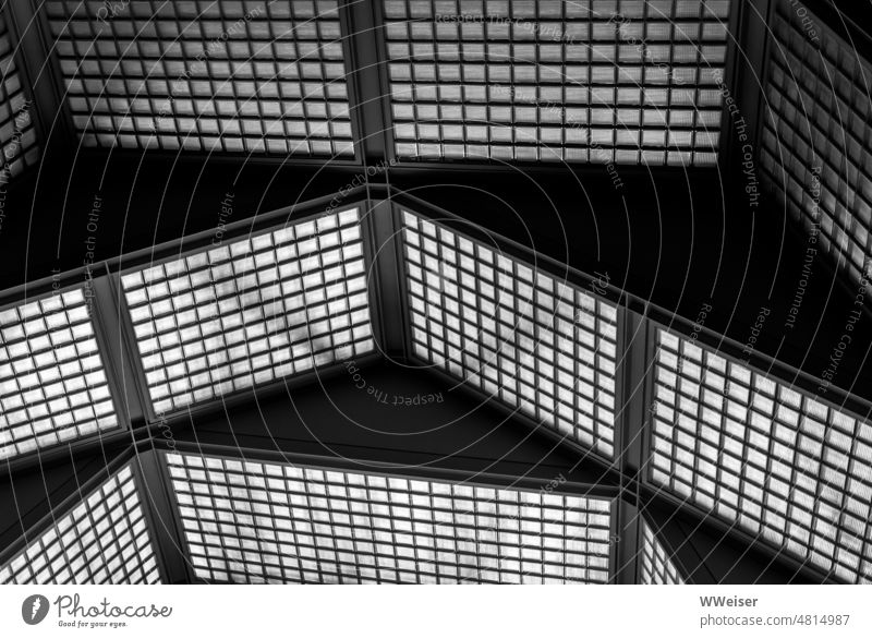 Quadratische Strukturen, zu Rechtecken angeordnet, bilden eine abstrakte Geometrie von Licht und Schatten Fenster geometrisch quadratisch rechteckig abgeknickt