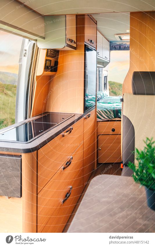 Innenraum eines Wohnmobils mit Küche und Bett Innenbereich im Innenbereich Schublade heimwärts Kleintransporter Sitz niemand Sauberkeit Urlaub Fahrzeug Camping