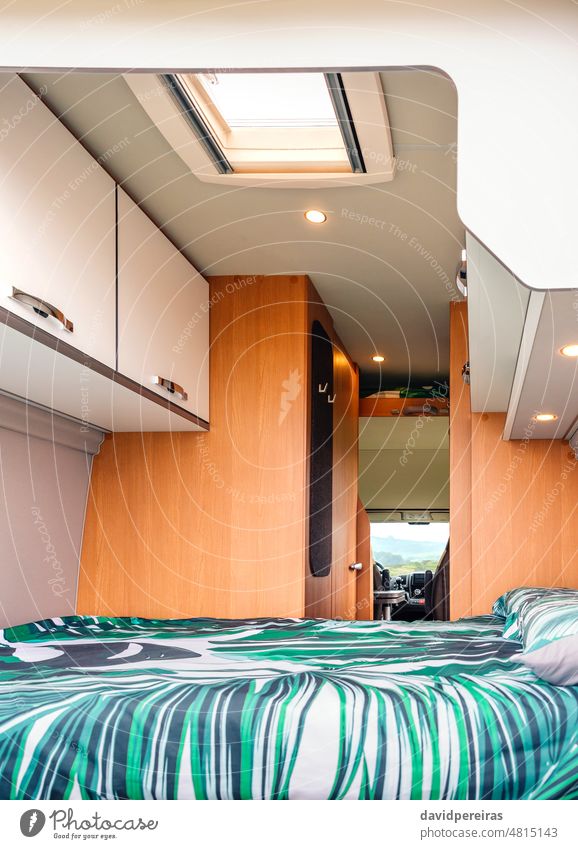 Innenraum eines Wohnmobils mit Doppelbett Innenbereich im Innenbereich Bett Deckenbeleuchtung Kabinett Kopfkissen heimwärts Kleintransporter gemütlich niemand