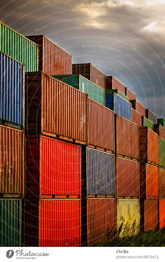 aufgestapelte Container an einer Umladestation bei Gewitterhimmel übersee handel Güterverkehr & Logistik Wirtschaft Industrie Handel Farbfoto Schifffahrt