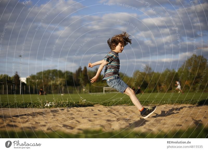 Kind beim Weitsprung Sport Leichtathletik springen Bewegung Dynamik Sportplatz sportlich Fitness Sport-Training Gesundheit Freizeit & Hobby Außenaufnahme