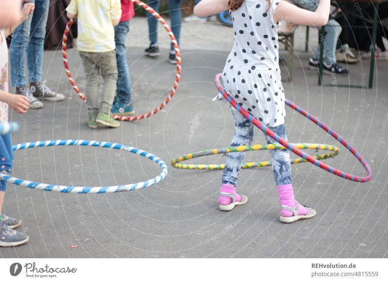 Kinder spielen mit Hula hoop reifen Hula Hoop Reifen Feste & Feiern Kinderfest Spielen spielende Kinder bunt Straße Straßenfest Bewegung Mensch Tag