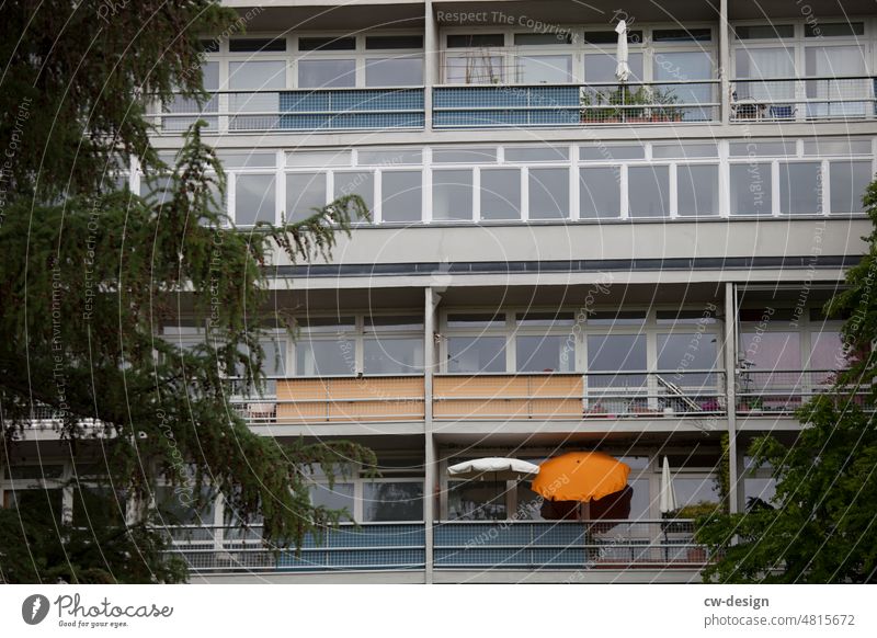 [hansa BER 2022] - Fassadendetail Sonnenschirm Regenschirm Schirm Balkon Farbfoto Tag Sommer Außenaufnahme Erholung Sonnenlicht Ferien & Urlaub & Reisen