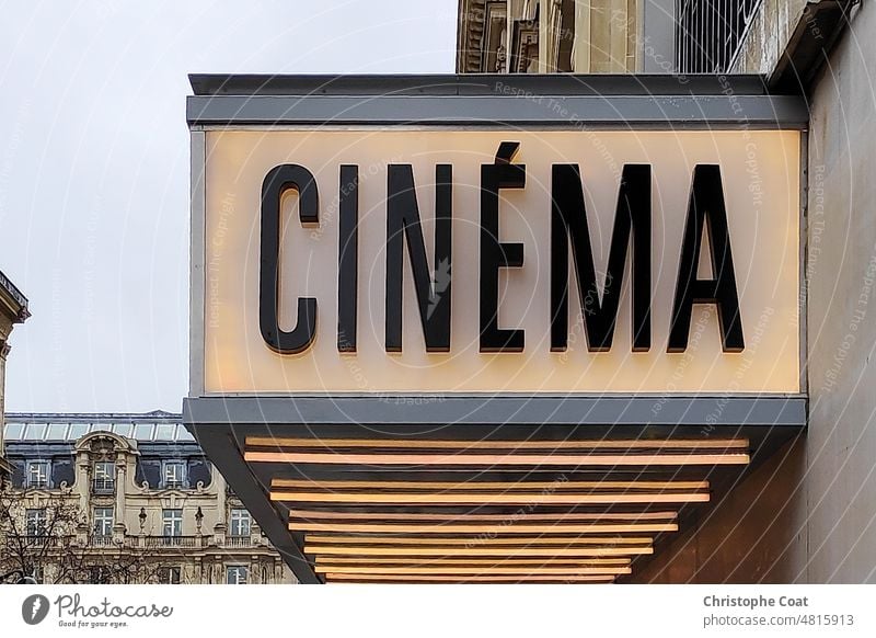 Eingangsschild eines französischen Kinos Paris Frankreich Französische Sprache Filmtheater Zeichen Abenddämmerung beleuchtet Filmindustrie keine Menschen