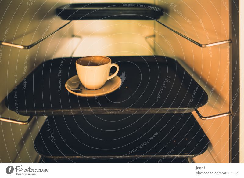[hansa BER 2022] Leere Kaffeetasse auf dem Tablettwagen Café Cafeteria Restaurant Rückgabe Geschirr Geschirrrückgabe Gastronomie leer benutzt Tasse einzeln