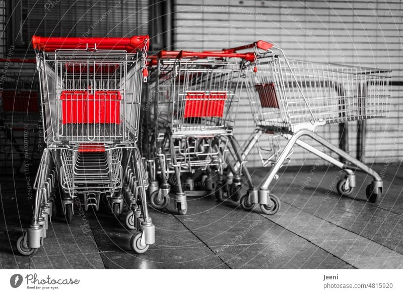 [hansa BER 2022] Einkaufswagen kreuz und quer Lebensmittelgeschäft Supermarkt Markt Reihe hintereinander Einzelhandel Laden Einkaufsmarkt rot Colorkey red viele