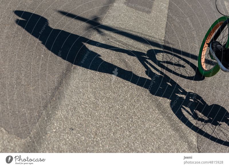 BMX im Sonnenschein Fahrrad Jugend Sport Bewegung Aktion Fahrradfahren Freestyle sportlich Spaß Freude jung Teenager Sportlichkeit Schatten Lifestyle Straße