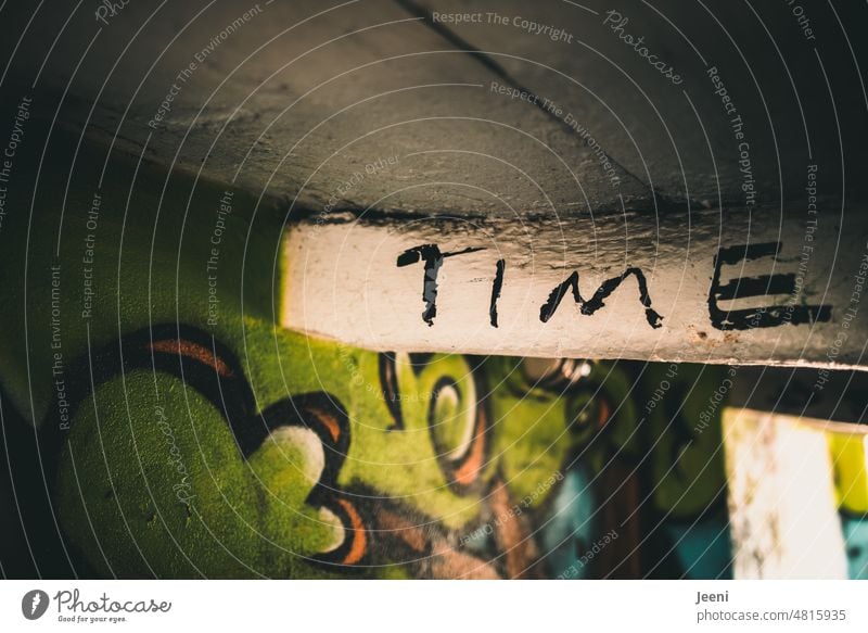 time goes on Zeit zeitlos Zeit vergeht Wort Englisch Buchstaben Großbuchstabe Typographie Straßenkunst Graffiti Durchgang Tunnel Licht Wand bunt bemalt Gang