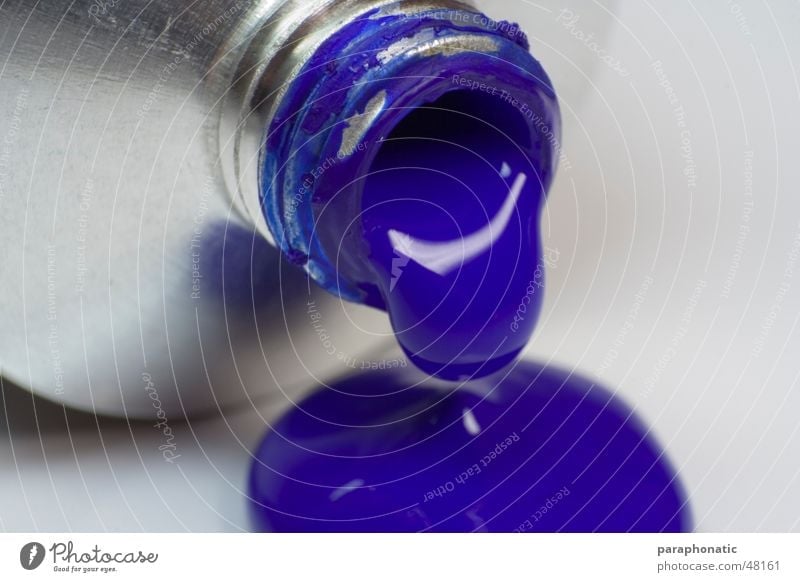 Blauer Tropfen Flüssigkeit auslaufen Malutensilien groß Makroaufnahme London Underground Metall Flasche farbtube Farbe blau Wassertropfen Acryl zeichnen