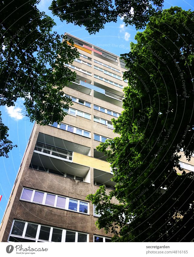 [hansa BER 2022] Wohnen im Grünen Gebäude Berlin Bäume Sommer bunt farbenfroh Hochhausfassade Architektur Balkon schräg versteckt hoch Sommertag Tag Himmel