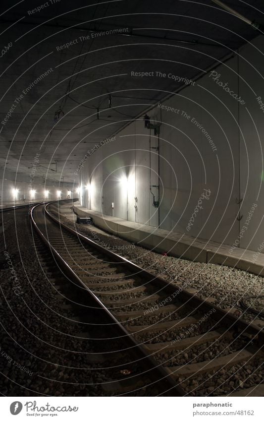 Tunnelgleise unterirdisch U-Bahn S-Bahn Straßenbahn fahren Stil Gleise lang Nacht kalt Langzeitbelichtung Innenaufnahme Wege & Pfade Eisenbahn Bewegung Licht