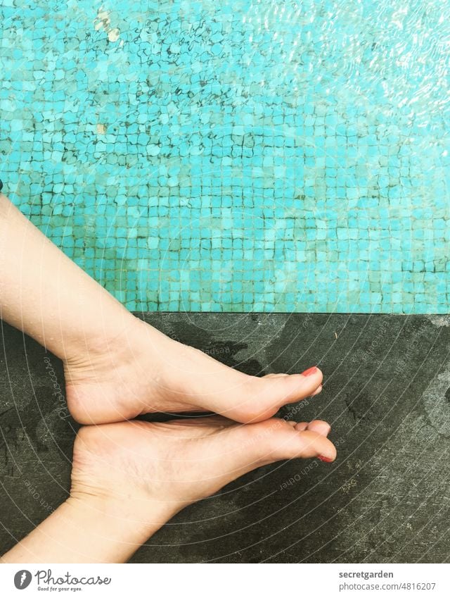 [hansa BER 2022] Füssegrüße nackt entzücken Pool entspannen Fuss Kacheln blau grau Nagellack lackiert Fußfetischismus feminin Frau Füße Beine Haut rot