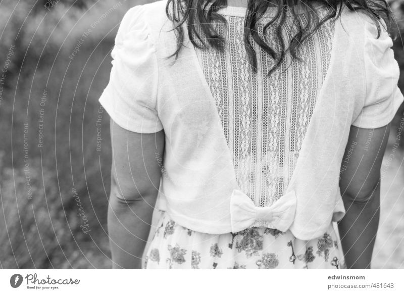 Romantischer Ausschnitt. feminin Frau Erwachsene Rücken Arme 1 Mensch 18-30 Jahre Jugendliche Mode Kleid Strickjacke Tattoo Dekoration & Verzierung Schleife