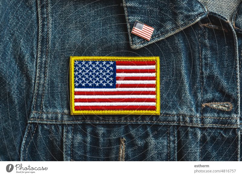 Alles Gute zum Unabhängigkeitstag am 4. Juli. Amerikanische Flagge Textil-Patch auf einer Jeansjacke und amerikanischen Pin Independence Day Fahne USA