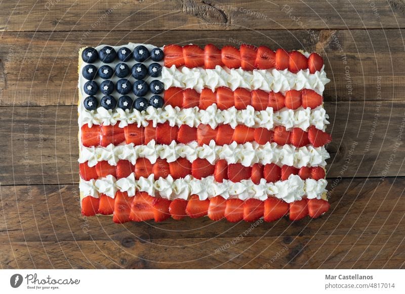 Torte in den Farben der US-Flagge auf einem hölzernen Hintergrund. Platz zum Kopieren. Kuchen 4. Juli Independence Day Fahne USA Vereinigte Staaten von Amerika