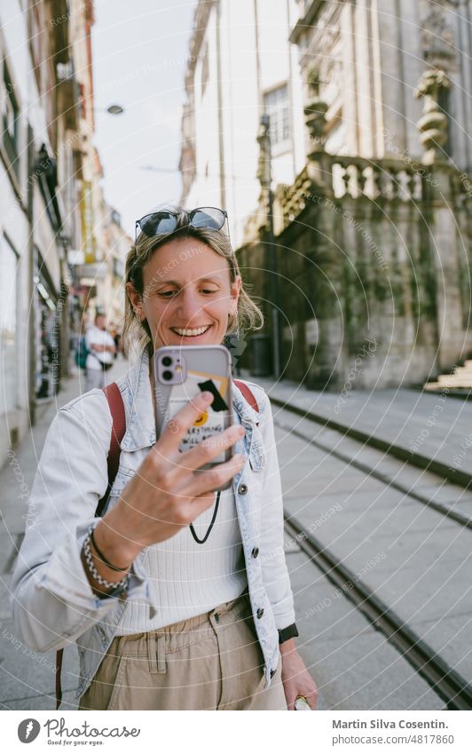 Blonde junge Frau in den Straßen von Porto, Portugal Architektur schön Fotokamera Kaukasier farbenfroh Paar Kultur Douro Stadtzentrum Freunde Freundschaft